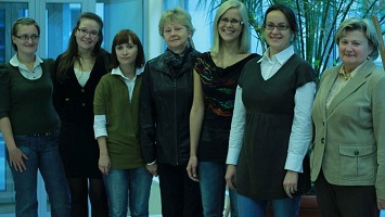 Od lewej: Alicja Moczulska, Monika Lewandowska, Justyna Skolimowska, prof. Małgorzata Węsierska, Anna Oroń, Aneta Szymaszek, prof. Elżbieta Szeląg