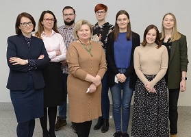Od lewej: Anna Bombińska, Aneta Szymaszek, Mateusz Choiński, prof. Elżbieta Szeląg, Magdalena Baszuk, Katarzyna Jabłońska, Magdalena Stańczyk, Klaudia Krystecka